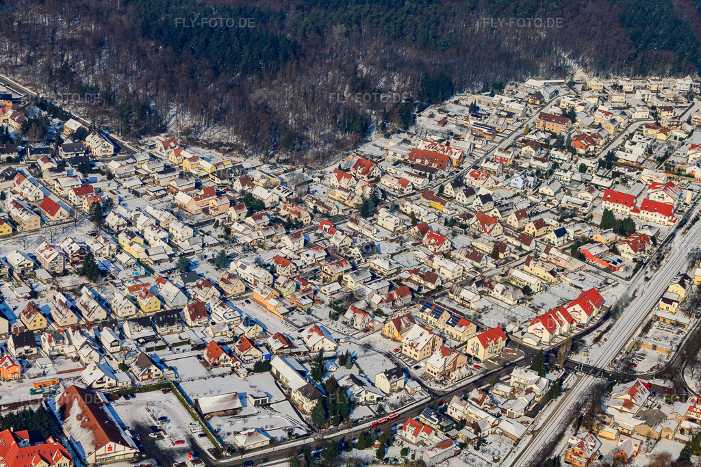 Luftbild: Hatzenbühler Straße im Winter bei Schnee in Jockgrim im Bundesland Rheinland-Pfalz in Deutschland. Foto: IMG_24311.jpg vom 16.02.2010 durch Werner Riehm/FLY-FOTO.de