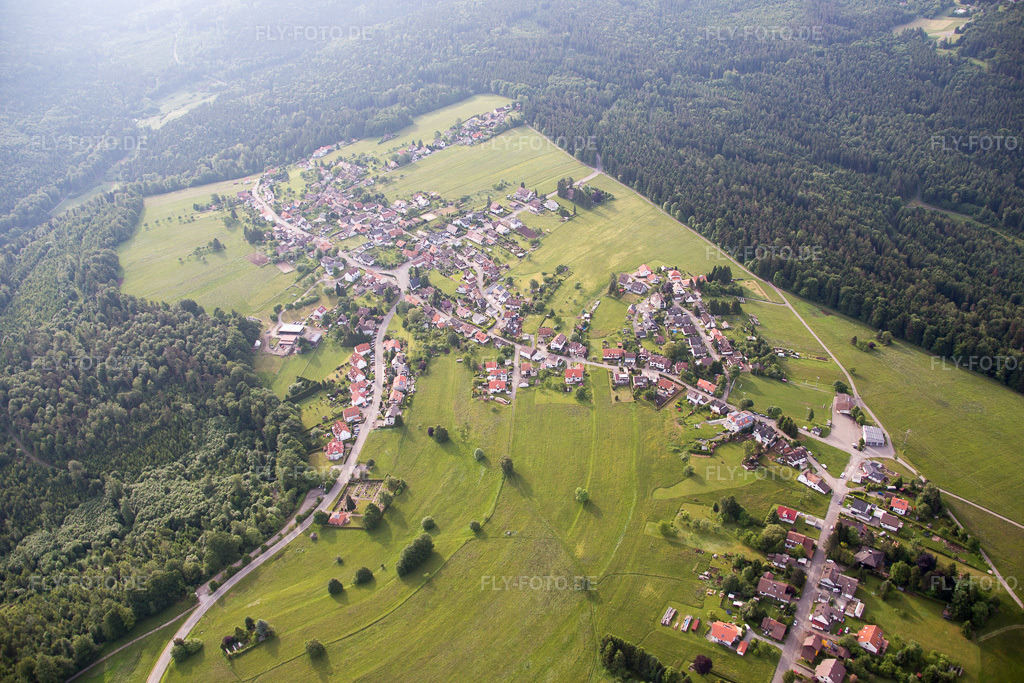 Luftbild: Neuenburgerstr im Ortsteil Neusatz in Bad Herrenalb im Bundesland Baden-Württemberg in Deutschland. Foto: IMG_079743.jpg vom 31.05.2015 durch Werner Riehm/FLY-FOTO.de