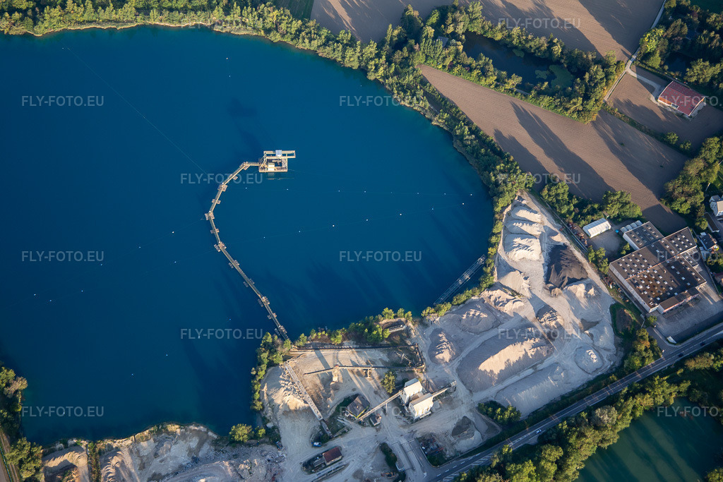 Vue aérienne: Ballastières Helmbacher - Site d'Eschau Est à Eschau dans le département Bas Rhin, France – .Photo: IMG_137875.jpg prise le 18/08/2023 par Werner Riehm/FLY-FOTO.eu – Résolution de l'original: 5472 x 3648 px – SABLIÈRES ET BALLASTIÈRES HELMBACHER