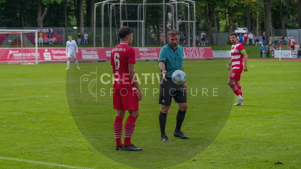 Fußball, Herren, Saison 2025/2026, Regionalliga Nordost, 9. Spieltag, Greifswalder FC vs. FSV 63 Luckenwalde, Sonntag 21.09.2025, Volksstadion Greifswald, | Fußball, Herren, Saison 2025/2026, Regionalliga Nordost, 9. Spieltag, Greifswalder FC vs. FSV 63 Luckenwalde, Sonntag 21.09.2025, Volksstadion Greifswald, Im Bild: Jannis Farr (l. GFC) und Schiedsrichter Rasmus Jessen. - Realisiert mit Pictrs.com