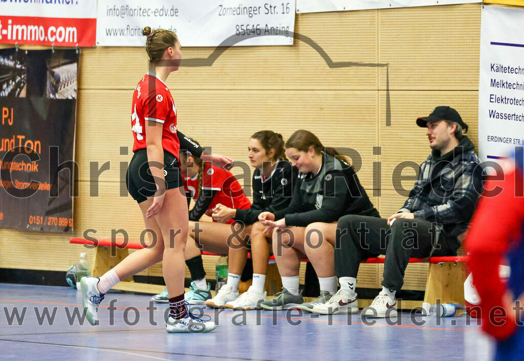 2022-12-04_023_SV_Anzing_gegen_TSV_Uebersee | Anzing, Deutschland, 04.12.2022:
Handball, Bezirksliga 2022 / 2023, 8. Spieltag, SV Anzing gegen TSV Übersee, Endergebnis: 29:24

Elena Holzmann (SV Anzing, #14), Trainer Darius Förster (SV Anzing)

Foto: Christian Riedel / fotografie-riedel.net