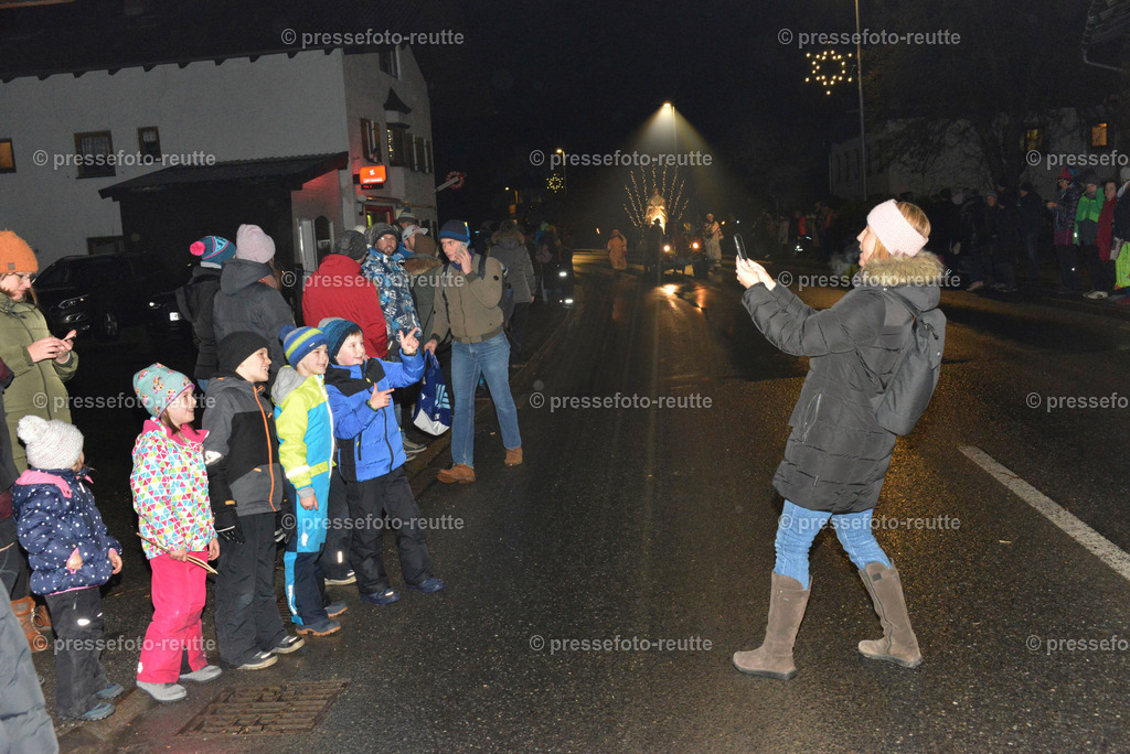 -news-2022-Dez05-Nikolo-Einzug-Lechaschau-WTV_6229 | Info aus dem Bezirk Reutte/Ausserfern Tirol sowie eine umfangreiche Bilddatenbank über die gesamte Region: Lechtal, Talkessel Reutte, Tannheimertal, Zwischentoren. Lech, Plansee, Zugspitze, Grenztunnel, B179, Fernpassstraße, Verkehr, Lawinen, Tradition, - Realisiert mit Pictrs.com