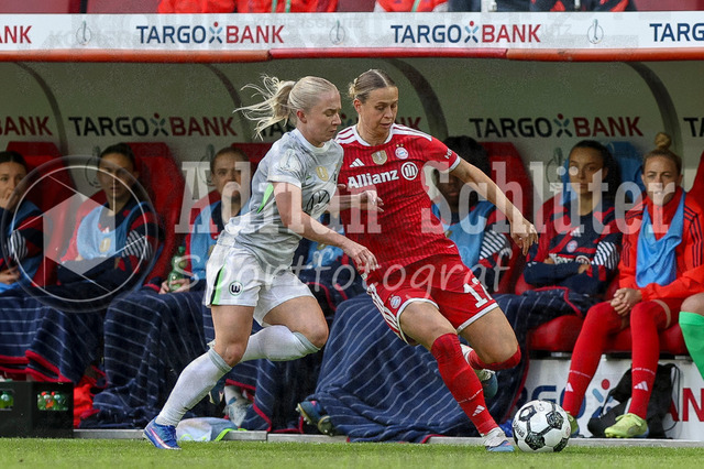 14.05.2026, GER, Fussball, Frauen, DFB-Pokal, Finale, Saison 2025/2026, VfL Wolfsburg - FC Bayern München | Thea Bjelde (Wolfsburg) und Klara Bühl (Bayern) im Kampf um den Ball