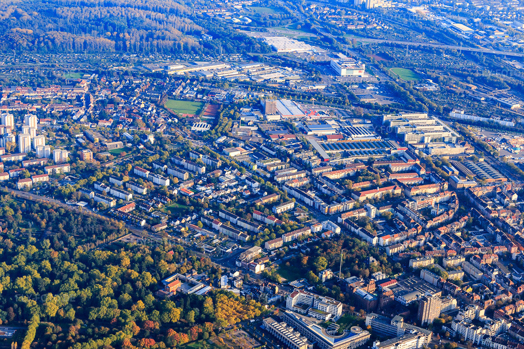 Luftbild: Haid-und-Neu-Straße am Hauptfriedhof sowie GWF an der Gerwigstr im Ortsteil Rintheim in Karlsruhe im Bundesland Baden-Württemberg in Deutschland. Foto: IMG_075440.jpg vom 26.10.2014 durch Werner Riehm/FLY-FOTO.deAuflösung des Originals: 5339 x 3559 px