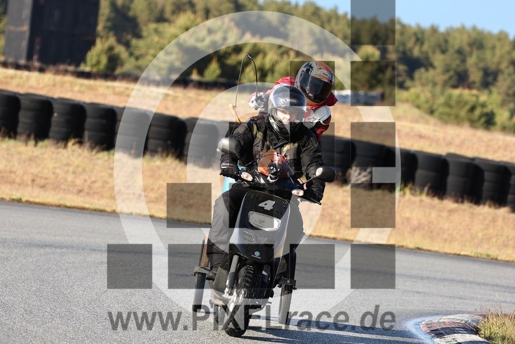 mopedrennen-20260514_12035 | Schöne Erinnerungen an spannende Momente - das festzuhalten ist unser Job. PIXELrace.de ist seit 2003 auf den Rennstrecken Europas unterwegs um die Action draußen beim Fahren und die wunderbare Stimmung imm Fahrerlager für euch einzufangen.
