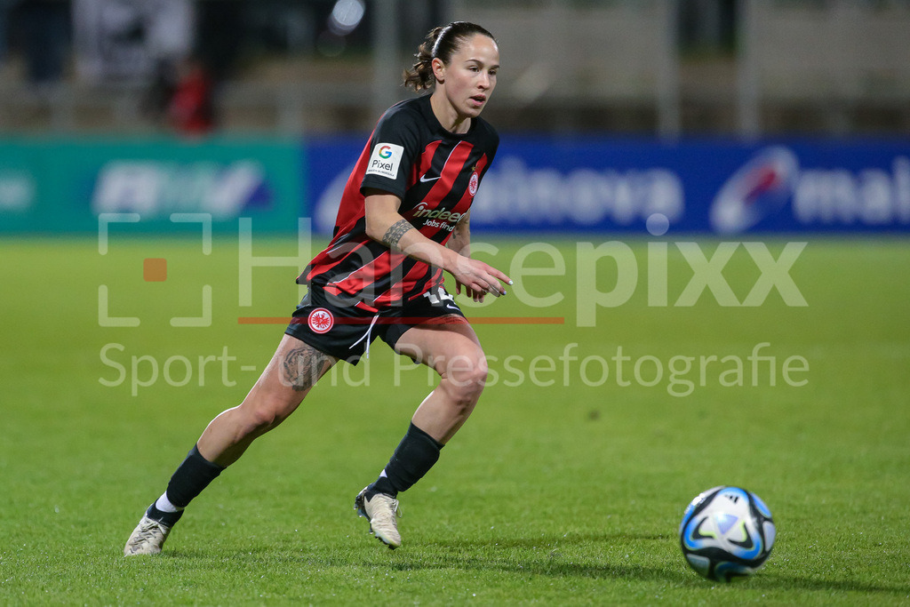 Fussball, Google Pixel Frauen-Bundesliga, Eintracht Frankfurt - SV Werder Bremen | v.li.: Geraldine Reuteler (Eintracht Frankfurt, 14) am Ball, Freisteller, Einzelbild, Ganzkörper, Aktion, Action, Spielszene, DIE DFB-RICHTLINIEN UNTERSAGEN JEGLICHE NUTZUNG VON FOTOS ALS SEQUENZBILDER UND/ODER VIDEOÄHNLICHE FOTOSTRECKEN. DFB REGULATIONS PROHIBIT ANY USE OF PHOTOGRAPHS AS IMAGE SEQUENCES AND/OR QUASI-VIDEO.