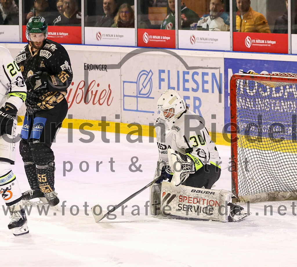 2024-03-01_050_TSV_Erding_gegen_ERSC_Amberg | Erding, Deutschland, 01.03.2024:
Eishockey, Bayernliga Playoffs 2023 / 2024, 5. Spieltag, TSV Erding gegen ERSC Amberg, Endergebnis: 9:0

Petr Pohl (Erding Gladiators, #55), Torwart Janik Engler (ERSC Amberg, #30)

Foto: Christian Riedel / fotografie-riedel.net