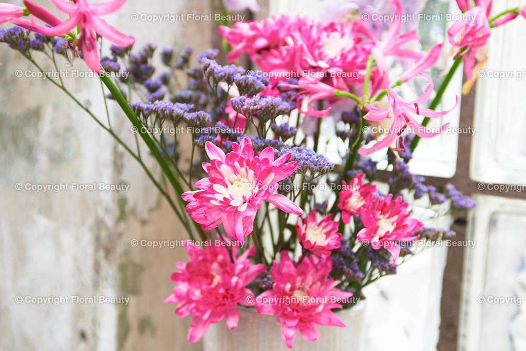 Pinker Strauß am Fenster | pinke und violette Blumen auf shabby Fensterbank, schön als Postkartenmotiv - Realisiert mit Pictrs.com