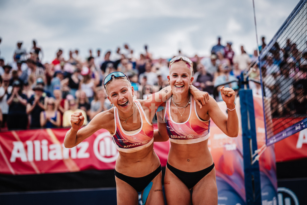 Beachvolleyball | Frauen | Allianz German Beach Tour 2025 | Tourstop München | 06.07.2025 | v.l. Paula Schürholz und Mareet Maidhof jubeln nach dem Sieg