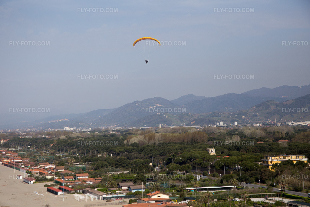Aerial view: View of the town in Marina dei Ronchi in the state Tuscany, Italy. – Photo: IMG_087105.jpg taken on 04/04/2016 by Werner Riehm/FLY-FOTO.com – Resolution of the original: 5472 x 3648 px