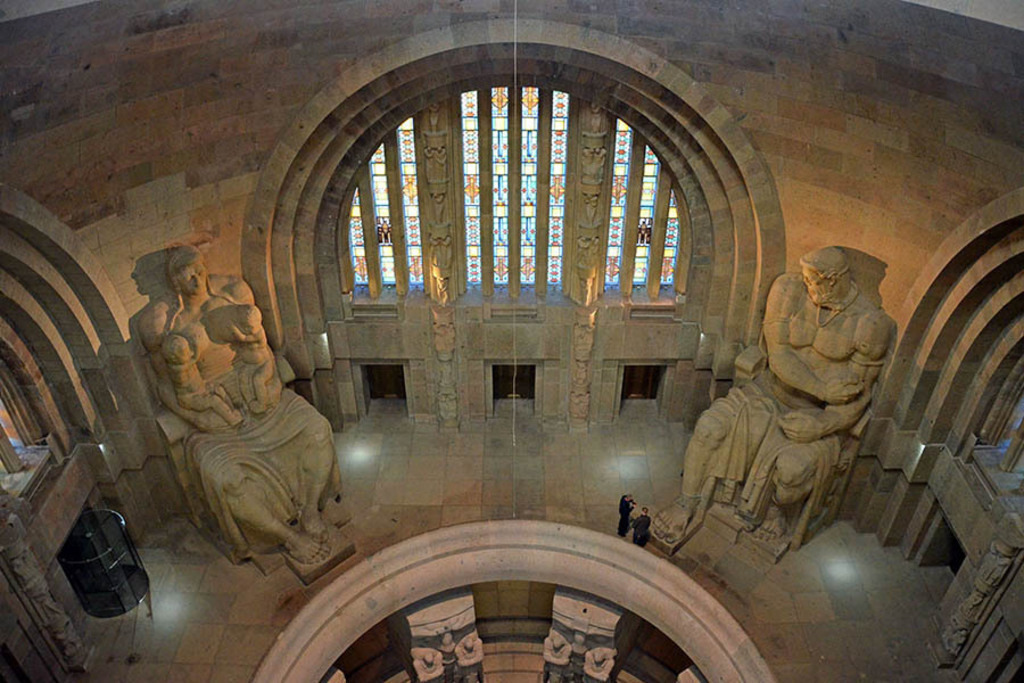 Foto: Leipzig - Völkerschlachtdenkmal - Ruhmeshalle | Das Team hinter BILDLEXIKON LEIPZIG bündelt historische wie aktuelle Informationen über die Stadt Leipzig in Text und Bild auf einer Plattform und stellt diese der interessierten Öffentlichkeit zur Verfügung.