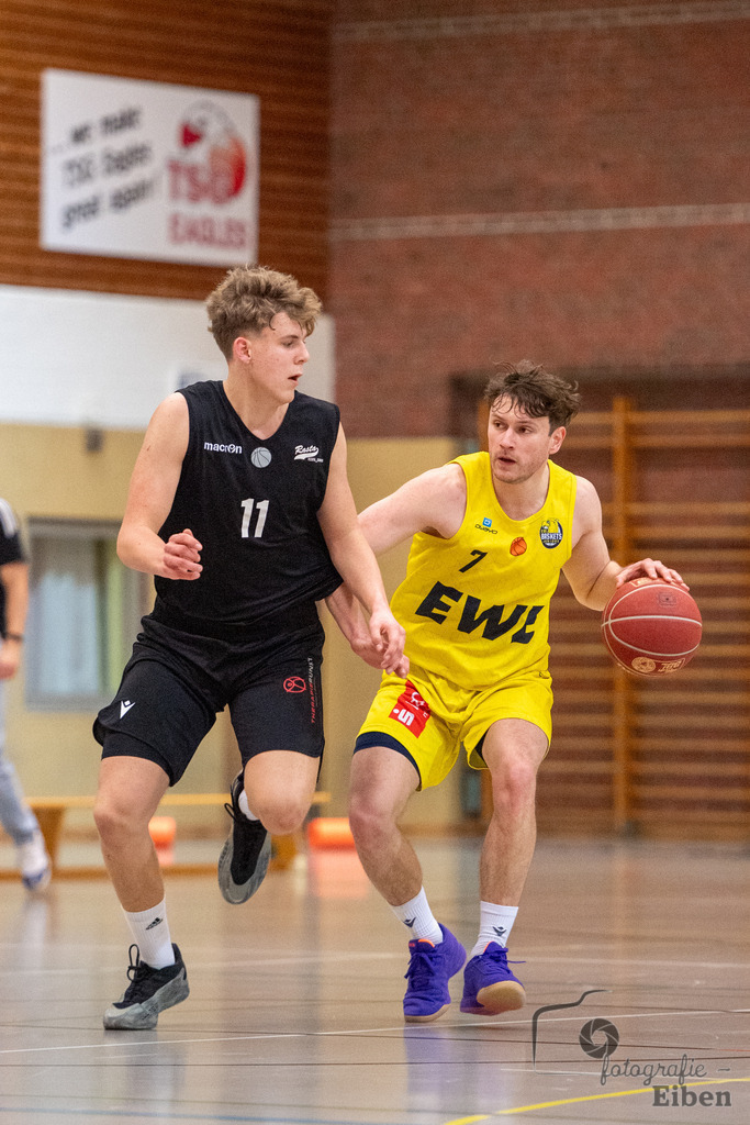 Baskets Juniors/TSG Westerstede-Rasta Vechta 3 | 1. Basketball-Regionalliga; Baskets Juniors/TSG Westerstede (gelb) - Rasta Vechta 3 (schwarz) am 18.01.2025 in Westerstede (Hössensporthalle), Photo: Philip Eiben 2025 - Realisiert mit Pictrs.com