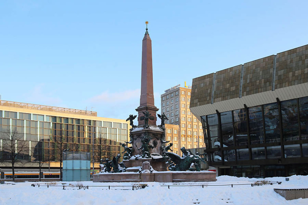 Foto: Leipzig - Mendebrunnen im Winter | Das Team hinter BILDLEXIKON LEIPZIG bündelt historische wie aktuelle Informationen über die Stadt Leipzig in Text und Bild auf einer Plattform und stellt diese der interessierten Öffentlichkeit zur Verfügung.