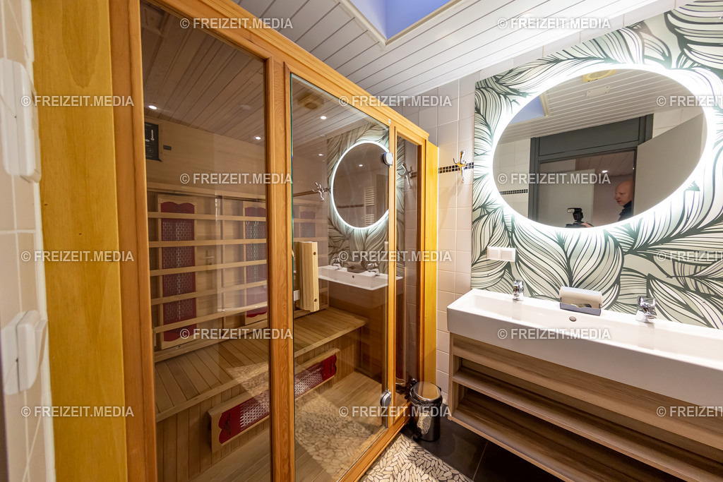 VIP BUNGALOW IM CENTER PARCS BISPINGER HEIDE | CENTER PARCS BISPINGER HEIDE

VEROEFFENTLICHUNG NUR GEGEN HONORAR

CONTACT:
FREIZEIT.MEDIA
HENDRIK PÖTHER
IM SCHLATT 24
46414 RHEDE

FON: +49 (0)2872 9496637
MAIL: INFO@FREIZEIT-MEDIA.DE
WEB: WWW.FREIZEIT.MEDIA - Realisiert mit Pictrs.com