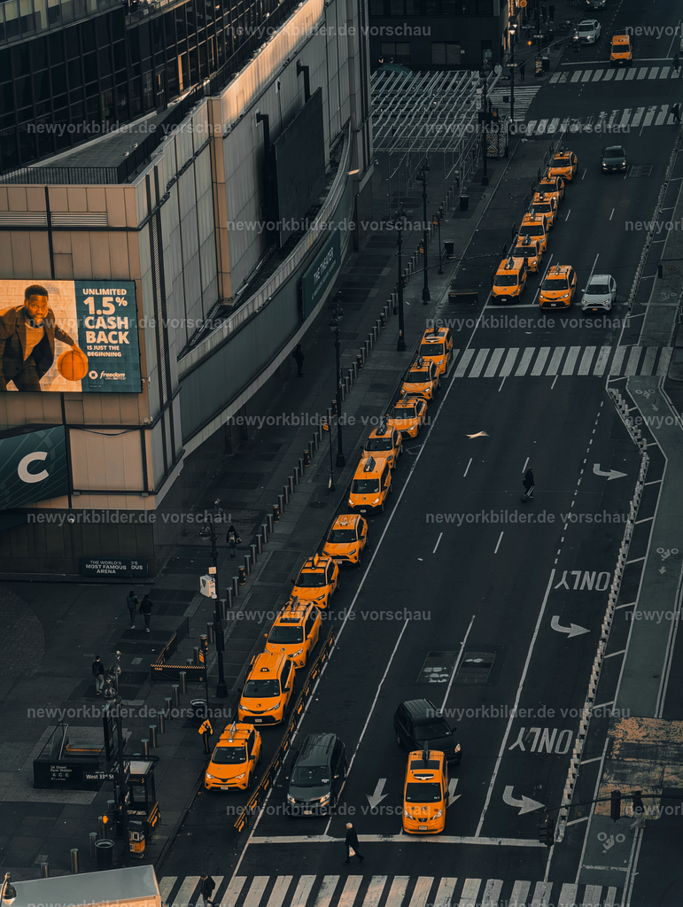 Yellow Cabs vor dem Madison Square Garden – Blick aus dem Hotel New Yorker | Ein ikonischer Blick aus dem Hotel New Yorker: Vor dem Madison Square Garden reihen sich die berühmten Yellow Cabs auf – ein Bild, das den Puls und die Energie von New York City perfekt einfängt. Die wohl bekannteste Arena der Welt und die legendären Taxis in einer Szene voller urbaner Magie.