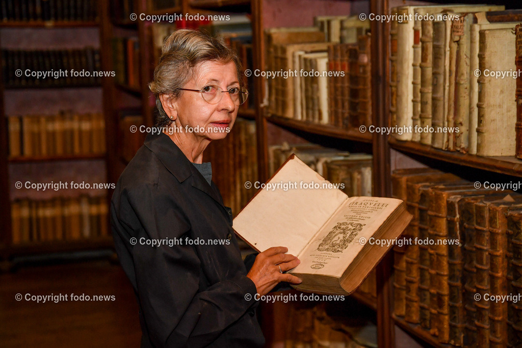 Stift Lambach_ Bibliothek_ 25.08.2022-9 | 25.08.2022, Lambach, AUT, Stift Lambach, Bibliothek, im Bild Christine Maria Grafinger (Bibliothekarin und Historikerin)