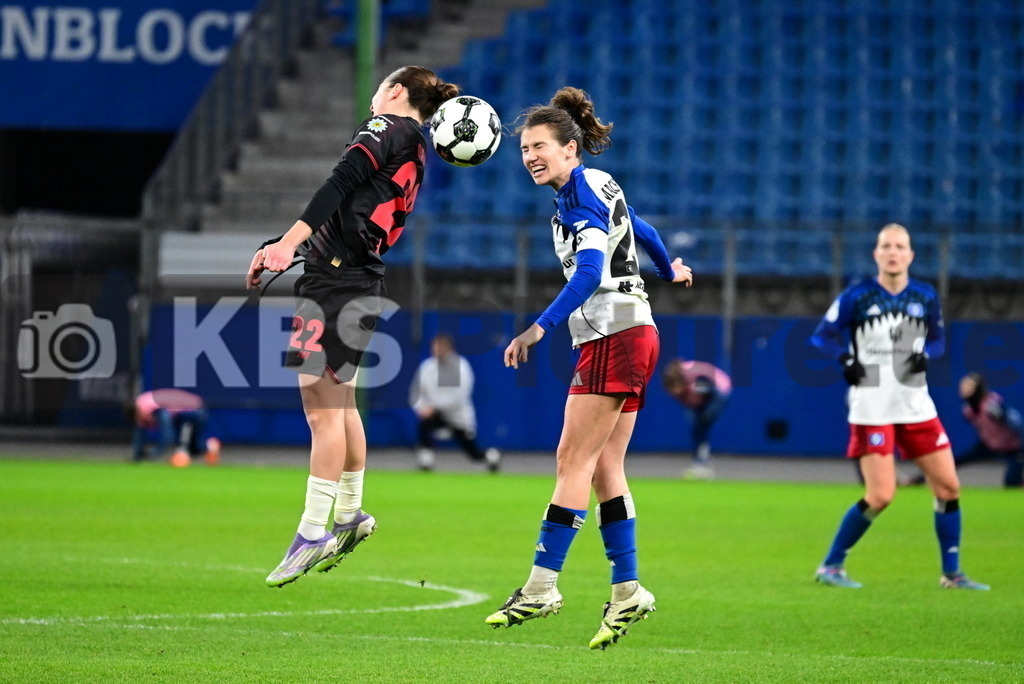 KBS Picture_HSV-Leverkusen_DFBpokal_Frauen_037 | v.l. Grant Ruby (Bayer Leverkusen) , Eggert Leni (HSV Frauen) ,Sportplatz :  Volksparkstadion, - Realisiert mit Pictrs.com