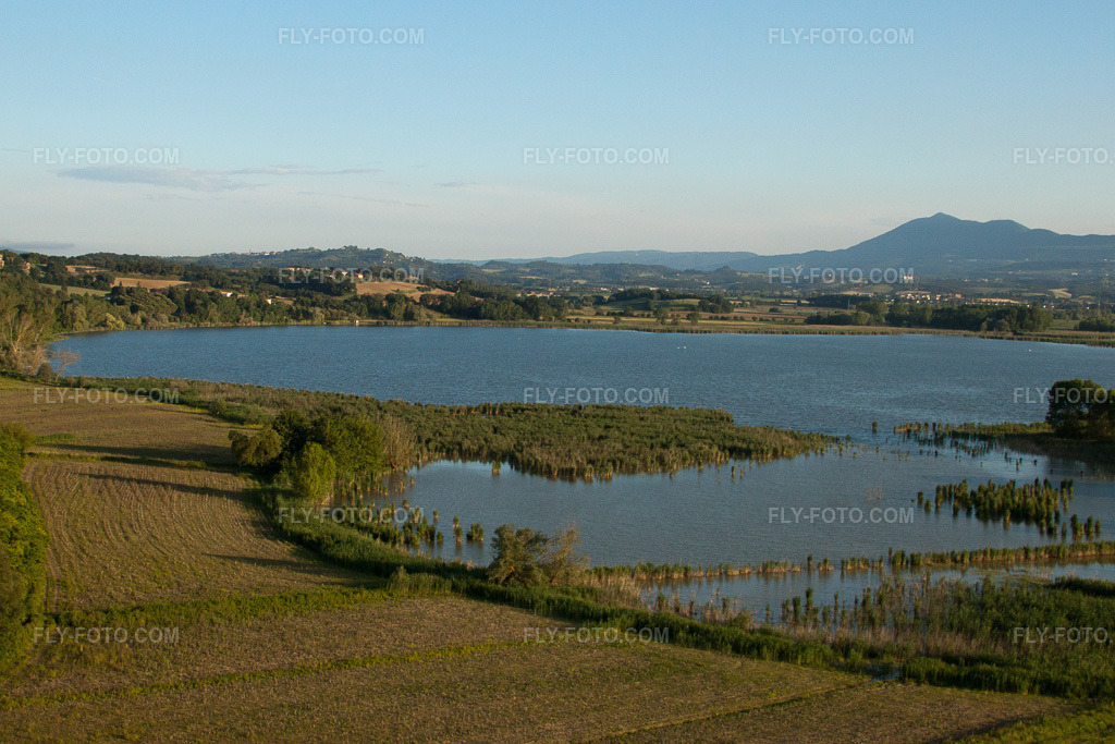 Aerial view: Lake Montalcino in Pozzuolo in the state Umbria, Italy. – Photo: IMG_28340.jpg taken on 06/02/2010 by Werner Riehm/FLY-FOTO.com – Resolution of the original: 4033 x 2688 px