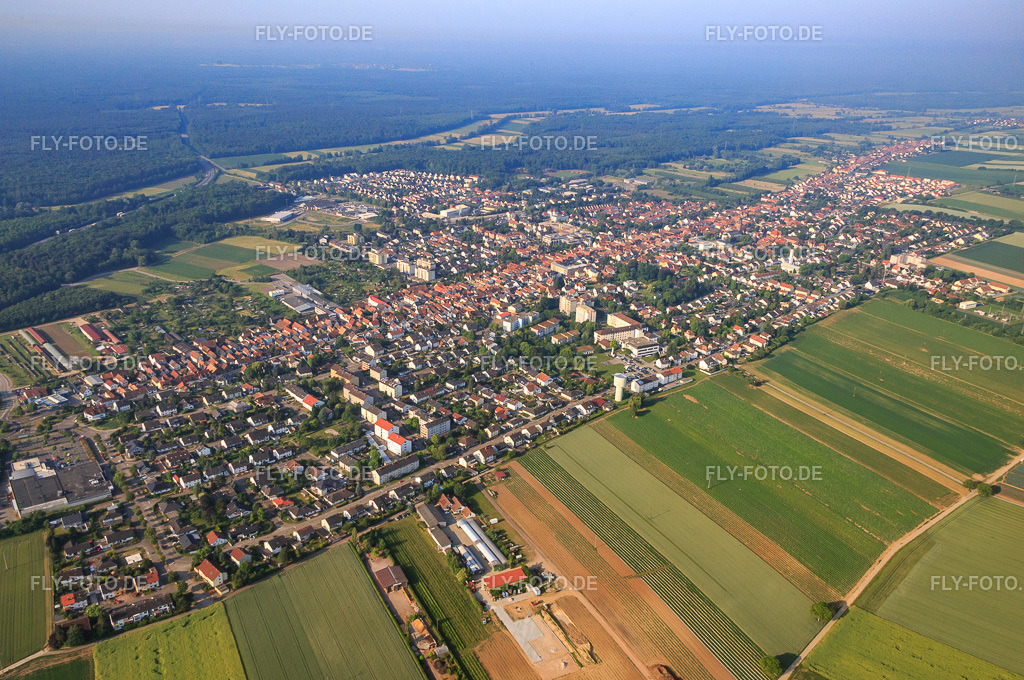 Stadtübersicht aus Norden | Luftbild: Stadtübersicht aus Norden in Kandel im Bundesland Rheinland-Pfalz in Deutschland. Foto: IMG_080705.jpg vom 12.06.2015 durch Werner Riehm/FLY-FOTO.de - Realisiert mit Pictrs.com