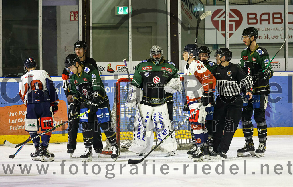 2023-03-03_113_TSV_Erding_gegen_ESC_Kempten | Erding, Deutschland, 03.03.2023:
Eishockey, Bayernliga Playoffs 2022 / 2023, Viertelfinale, TSV Erding gegen ESC Kempten, Endergebnis: 9:3

Jakub Revaj (ESC Kempten, #20), Mark Waldhausen (Erding Gladiators, #27), Torwart Christoph Schedlbauer (Erding Gladiators, #31), Philipp Zeiske (ESC Kempten, #24), Bastian Cramer (Erding Gladiators, #34)

Foto: Christian Riedel / fotografie-riedel.net