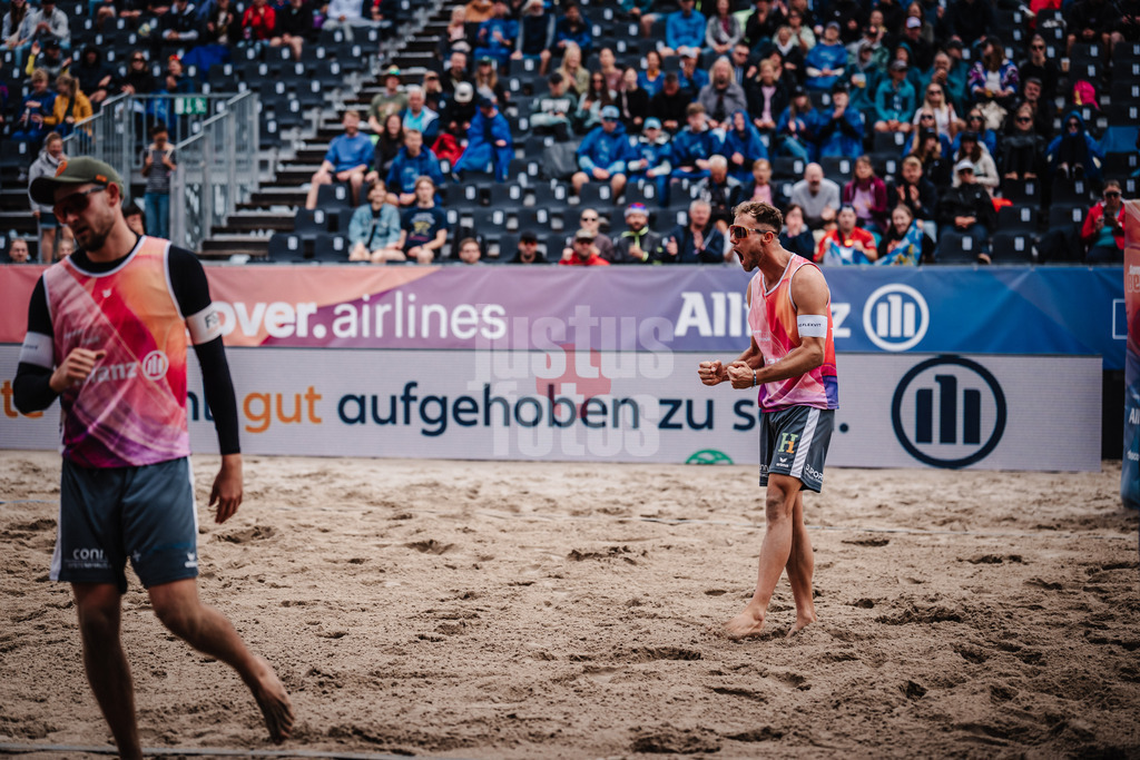 Beachvolleyball | Männer | Deutsche Meisterschaften 2025 Timmendorfer Strand | 05.09.2025 | v.l. Benedikt Sagstetter und Jonas Sagstetter jubeln