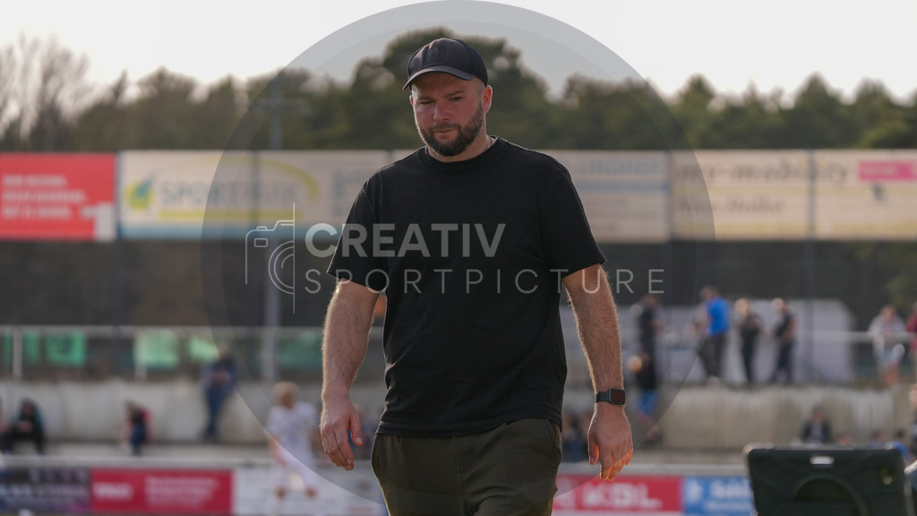 Fußball, Herren, Saison 2025/2026, Regionalliga Nordost, 24. Spieltag, FSV 63 Luckenwalde vs. 1.FC Lokomotive Leipzig, Samstag 28.02.2026, Werner-Seelenbinder-Stadion Luckenwalde, | Fußball, Herren, Saison 2025/2026, Regionalliga Nordost, 24. Spieltag, FSV 63 Luckenwalde vs. 1.FC Lokomotive Leipzig, Samstag 28.02.2026, Werner-Seelenbinder-Stadion Luckenwalde, Im Bild: Michael Braune (Trainer Luckenwalde) - Realisiert mit Pictrs.com