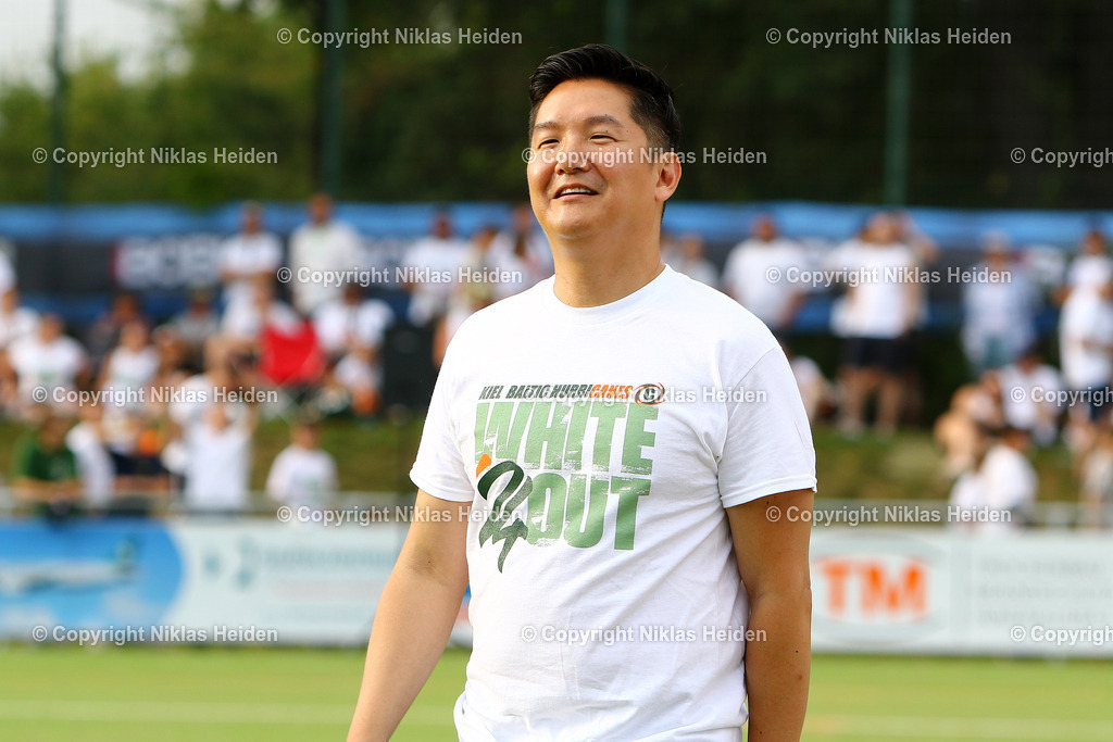 NH_KielBalticHurricanes_PaderbornDolphins_GFL_07092024 | Jason Chue (Generalkonsul, USA)Football I Herren I Erima German Football League I Saison 2024 I 12. Spieltag I Kiel Baltic Hurruicanes - Paderborn Dolphins I 07.09.2024 I Kilia-Sportplätze