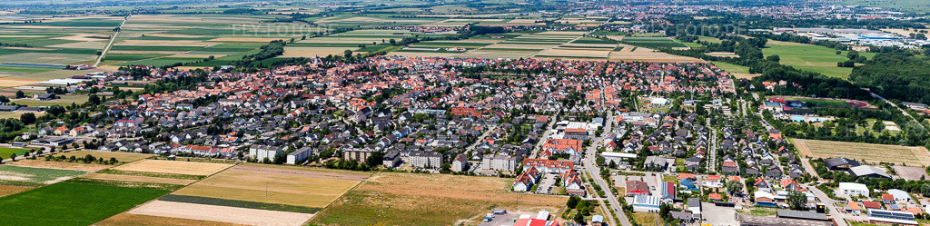 Luftbild: Panorama Stadtansicht von Osten in Offenbach an der Queich im Bundesland Rheinland-Pfalz in Deutschland. Foto: IMG_30200-Bearbeitet.jpg vom 05.07.2010 durch Werner Riehm/FLY-FOTO.deAuflösung des Originals: 11964 x 2907 px
