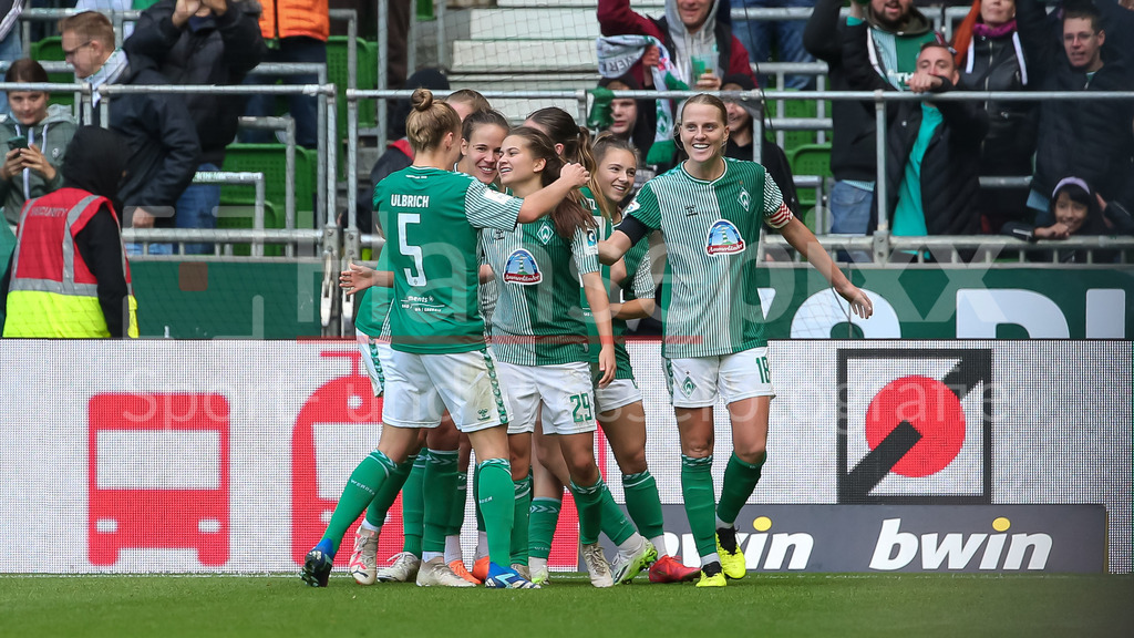 Fussball, Google Pixel Frauen-Bundesliga, SV Werder Bremen - 1. FC Köln | v.li.: Spielerinnen des SV Werder Bremen mit Torjubel, Jubel, jubeln, jubelt, optimistisch, Spielszene, Highlight, Freude über das Tor zum 3:0, DIE DFB-RICHTLINIEN UNTERSAGEN JEGLICHE NUTZUNG VON FOTOS ALS SEQUENZBILDER UND/ODER VIDEOÄHNLICHE FOTOSTRECKEN. DFB REGULATIONS PROHIBIT ANY USE OF PHOTOGRAPHS AS IMAGE SEQUENCES AND/OR QUASI-VIDEO.