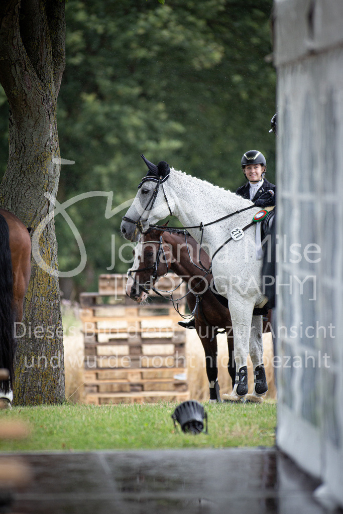 230727_BHO_Stil-L1-FS-218 | Deine schönsten Turniermomente als professionelle Fotos! Entdecke hochwertige Pferdesport-Fotografie im Online-Shop. Jetzt Fotos finden & bestellen!