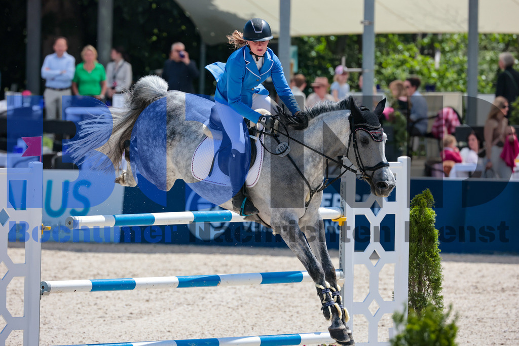 Longines Balve Optimum - Springen Samstag {date} -  | {headline}(Foto: Sebastian Sendlak / BOND) - Realisiert mit Pictrs.com