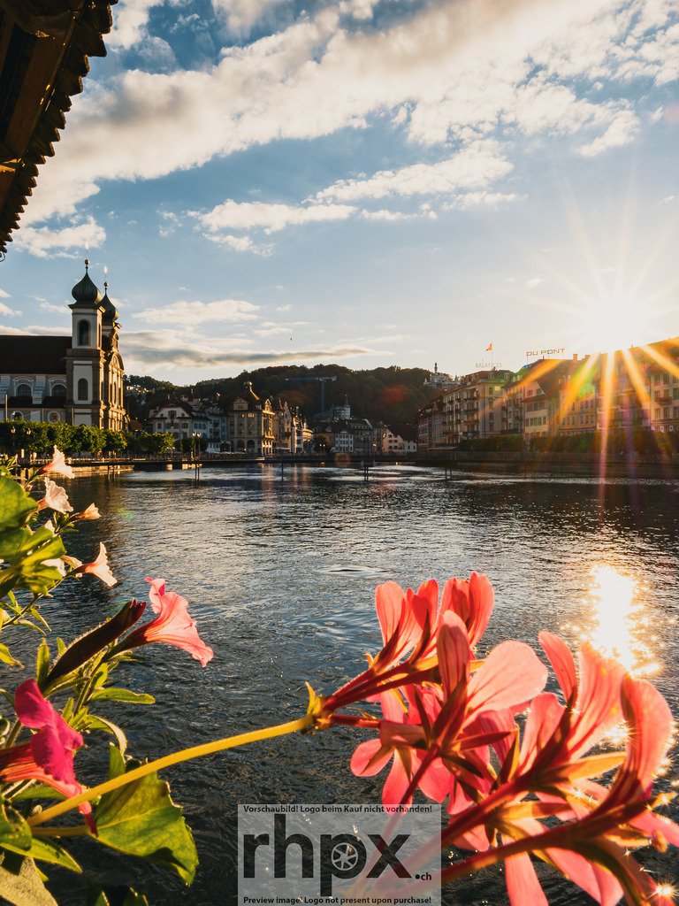 Kapellbrücke und Wasserturm Luzern im goldenen Abendlicht | Stimmungsvolle Fotokunst aus Luzern. Erlebe den Pilatus, den See und die Stadt Luzern in exklusiven Aufnahmen in der Fotogalerie & Shop. - Realisiert mit Pictrs.com