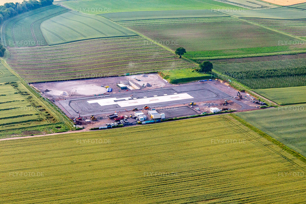 Luftbild: Baustelle des Tiefenbohrplatz V20 von Vulcan Energy am Schleidberg zur Förderung von Geothermie und Lithium in Insheim im Bundesland Rheinland-Pfalz in Deutschland. Foto: IMG_141763.jpg vom 18.06.2024 durch Werner Riehm/FLY-FOTO.deVULCAN ENERGY RESOURCES