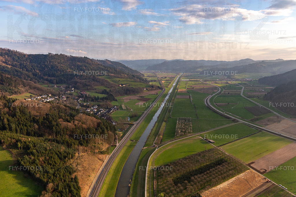 Uferbereiche am Flußverlauf der Kinzig in Bergach | Luftbild: Uferbereiche am Flußverlauf der Kinzig in Bergach im Ortsteil Schwaibach in Gengenbach im Bundesland Baden-Württemberg in Deutschland. Foto: IMG_120362.jpg vom 17.03.2020 durch ©2025 Werner Riehm fly-foto.de/copyright - Realisiert mit Pictrs.com