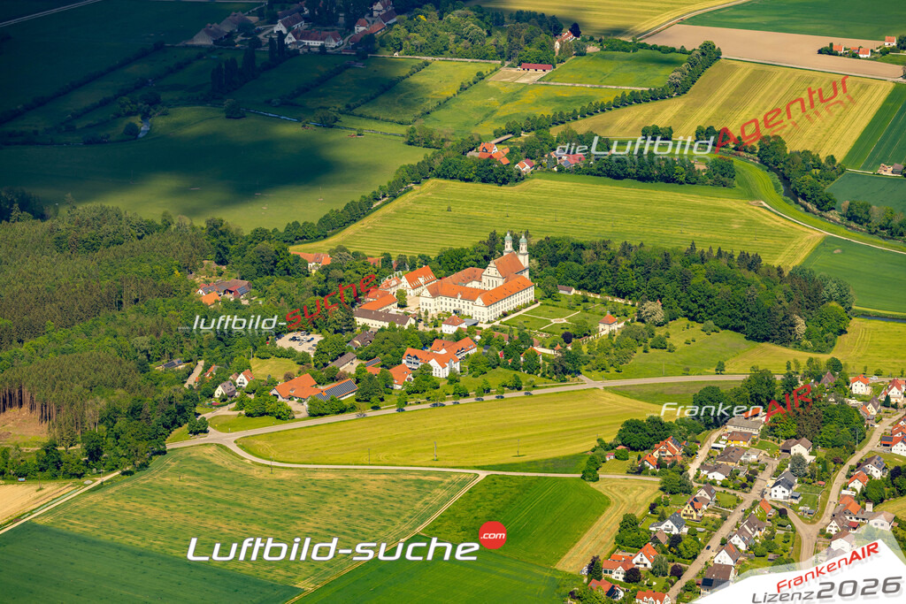 Das Luftbild zeigt : Holzen Allmannshofen - Die Luftaufnahme wurde 2024 vom UL-Flugzeug aus erstellt ( keine Drohne ) - Hochauflösende Luftaufnahme - Für grossformatige Ausdrucke geeignet. Die Geschenkidee !Mit Lizenz und Bildrechte bestellbar
