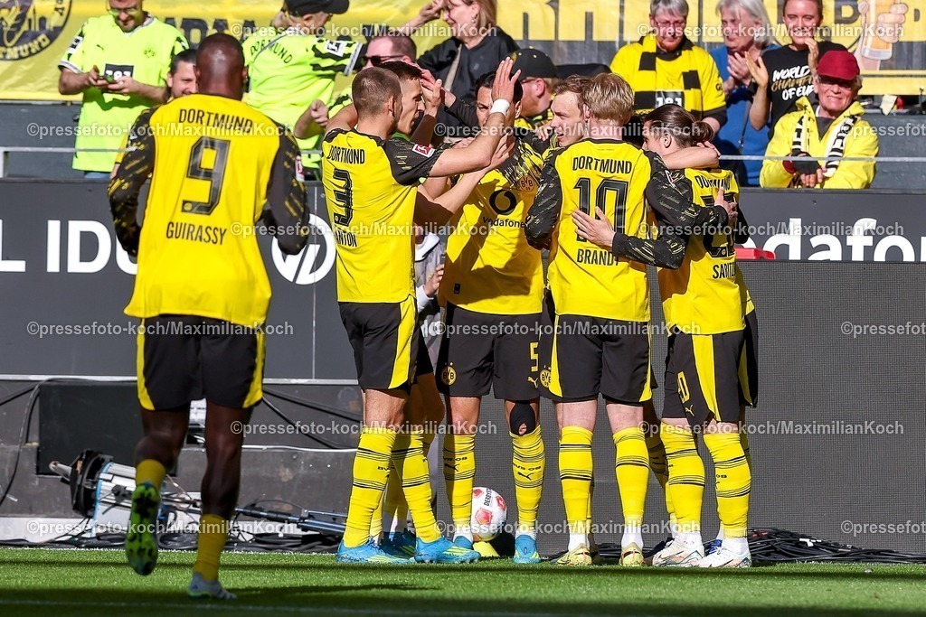 BVB26042601013 | 26.04.2026, Fußball, Borussia Dortmund - SC Freiburg, 1. Fußball Bundesliga, 31. Spieltag, Signal Iduna Park, Saison 2025 2026: Torjubel nach dem Tor zum 1:0 durch Torschütze Maximilian Beier&nbsp;(BVB #14)  zusammen mit Ramy Bensebaini&nbsp;(BVB #05) Marcel Sabitzer&nbsp;(BVB #20) Julian Brandt&nbsp;(BVB #10) Waldemar Anton&nbsp;(BVB #03) Serhou Guirassy&nbsp;(BVB #09)   DFB regulations prohibit any use of photographs as image sequences and or quasi-video.