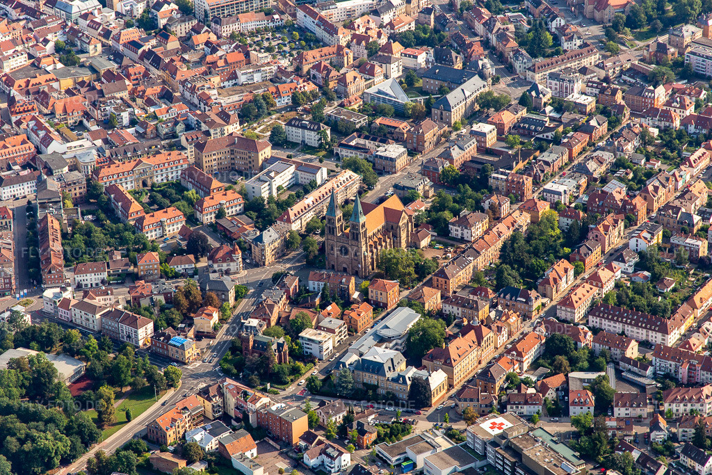 Luftbild: Kath. Kirche Mariä Himmelfahrt am Marienring in Landau in der Pfalz im Bundesland Rheinland-Pfalz in Deutschland. Foto: IMG_142990.jpg vom 03.08.2024 durch Werner Riehm/FLY-FOTO.deKirche St. Maria | Pfarrei Mariä Himmelfahrt, Landau