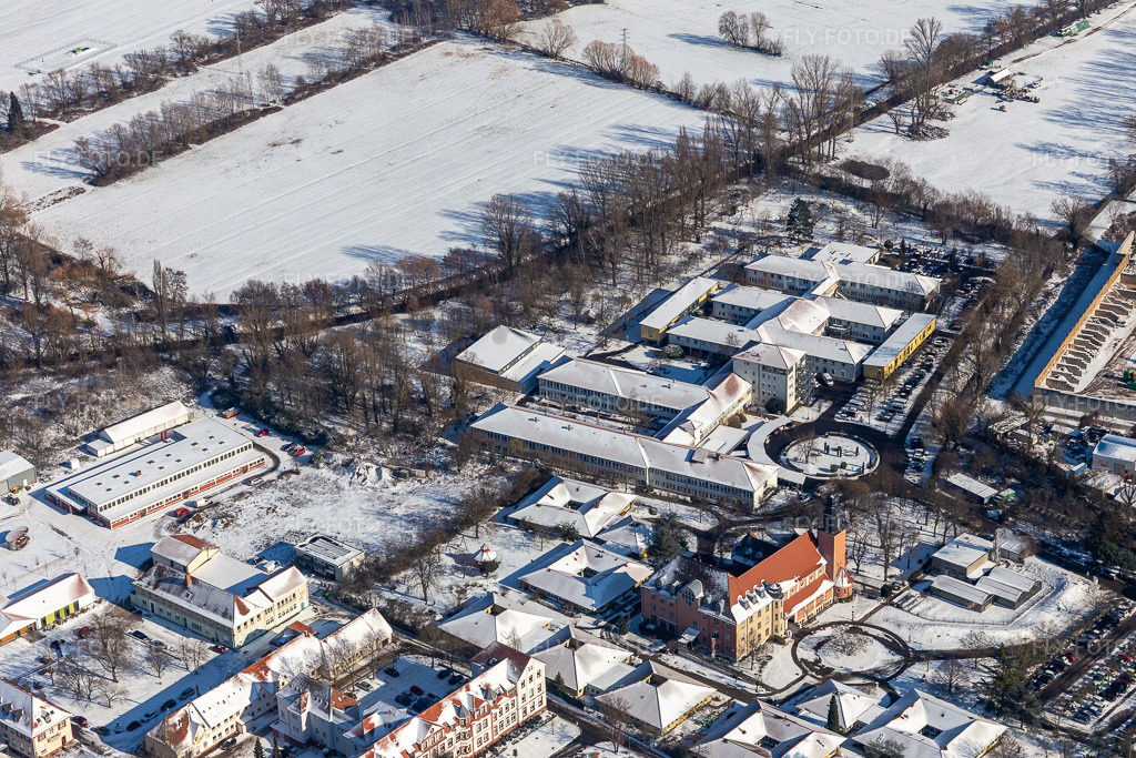 Luftbild: Winterluftbild im Schnee von Jugendwerk St. Josef und Caritas Förderzentrum Laurentius und Paulus im Ortsteil Queichheim in Landau im Bundesland Rheinland-Pfalz in Deutschland. Foto: IMG_124712.jpg vom 11.02.2021 durch Werner Riehm/FLY-FOTO.de