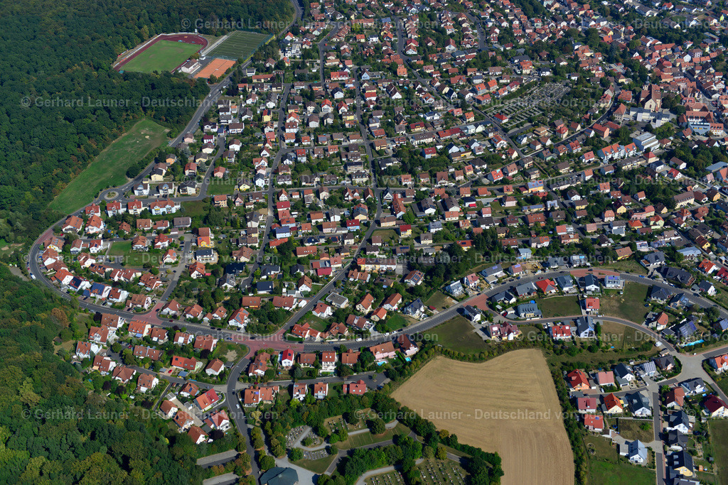 3650664 | HöCHBERG 13.09.2016 Wohngebiet - Mischbebauung der Mehr- und Einfamilienhaussiedlung  in Höchberg im Bundesland Bayern, Deutschland // Residential area - mixed development of a multi-family housing estate and single-family housing estate  in Höchberg in the state Bavaria, Germany Foto: Gerhard Launer