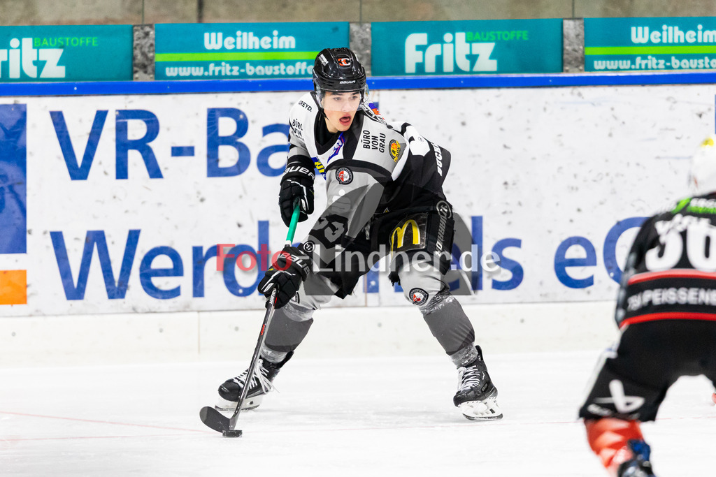 Bayernliga Eishockey, TSV Peißenberg Miners gegen den ESV Buchloe Pirates am 13.11.22 in Peißenberg | Bayernliga Eishockey, TSV Peißenberg Miners gegen den ESV Buchloe Pirates am 13.11.22 in Peißenberg, #33 Luis Hegner
