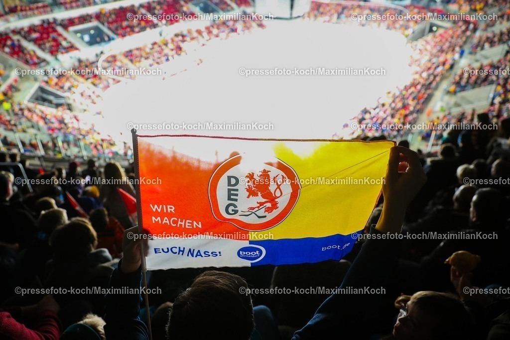 DEG12012501053 | 12.01.2025, Eishockey, Penny DEL, Düsseldorfer EG - Eisbären Berlin, PSD-BANK Dome: Feature Fans der DEG in der vollen Eishalle. Übersicht Übersichtsfoto Übersichtsbild der Spielstätte Innenansicht Zuschauer Fans Eishockeyspielfeld 