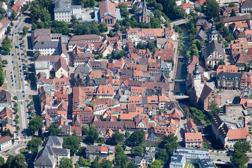 Luftbild: Altstadt in Ettlingen im Bundesland Baden-Württemberg in Deutschland. Foto: IMG_42031.jpg vom 27.06.2011 durch Werner Riehm/FLY-FOTO.de