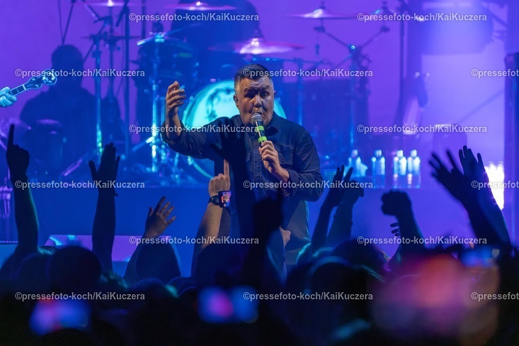 KKU02022501045 | 02.02.2025, xkkux, Düsseldorf, Die Band Dropkick Murphys performt bei ihrem Konzert in der Mitsubishi Electric HALLE. Im Bild Sänger Ken Casey