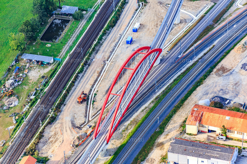 Vue aérienne: Pont ferroviaire rouge à Eckwersheim dans le département Bas Rhin, France – .Photo: IMG_074142.jpg prise le 04/10/2014 par Werner Riehm/FLY-FOTO.eu – Résolution de l'original: 5472 x 3648 px