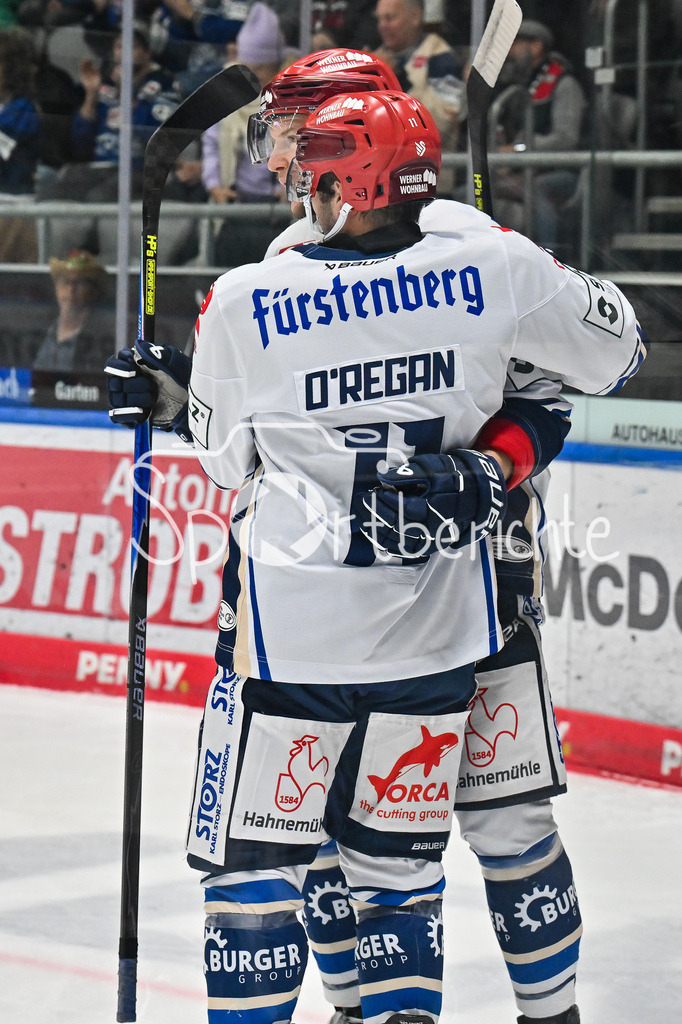 Augsburger Panther - Schwenninger Wild Wings | AUGSBURG, DEUTSCHLAND - 2. NOVEMBER: Jubel der Gäste nach dem Treffer zum 0-1 durch Danny O`REGAN (Schwenninger Wild Wings 11) / Tor / Torschuetze / Freude / Happy beim Ligaspiel zwischen den Augsburger Panthern und den Schwenninger Wild Wings am 17. Spieltag der Penny DEL im Curt Frenzel Stadion am 02.11.2025