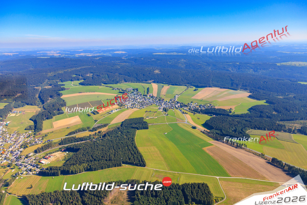 Die Luftaufnahme der Stadt Teuschnitz wurde vom UL-Flugzeug heraus erstellt ( keine Drohne )- hohe Auflösung für beste Qualität