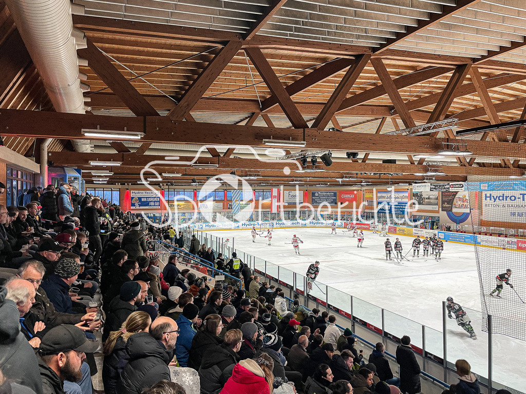 EHC Königsbrunn - TEV Miesbach | die Hydro-Tech eisarena zu Koenigsbrunn ist gut gefuellt zu Spiel 3 des Bayernligafinale