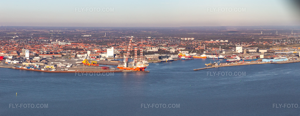 Aerial view: Harbor in Esbjerg in the state South Denmark, Denmark. – Photo: IMG_118730-Pano-2.jpg taken on 09/21/2019 by Werner Riehm/FLY-FOTO.com – Resolution of the original: 8611 x 3344 px