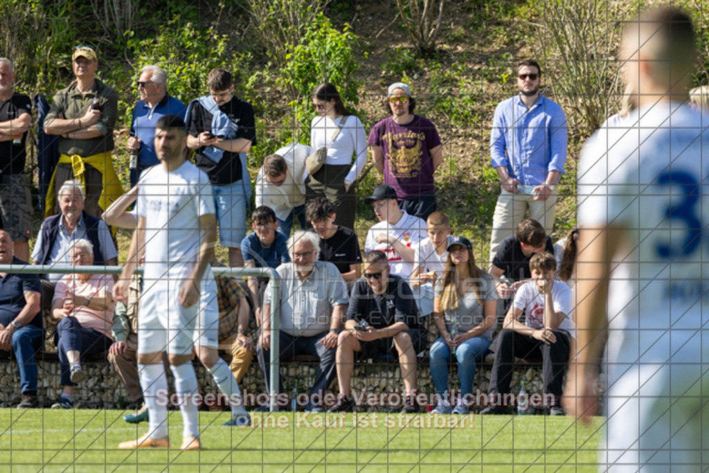 20250427_161520_0031 | #,TSG Salach (blau) vs. 1.FC Eislingen (weiß), Fußball, Bezirksliga - Bezirk Neckar/Fils, 24. Spieltag, Saison 2024/2025, Rasensportplatz, Staufenecker Str. 41, 73084 Salach, 27.04.2025 - 15:00 UhrFoto: PhotoPeet-Sportfotografie/Peter Harich