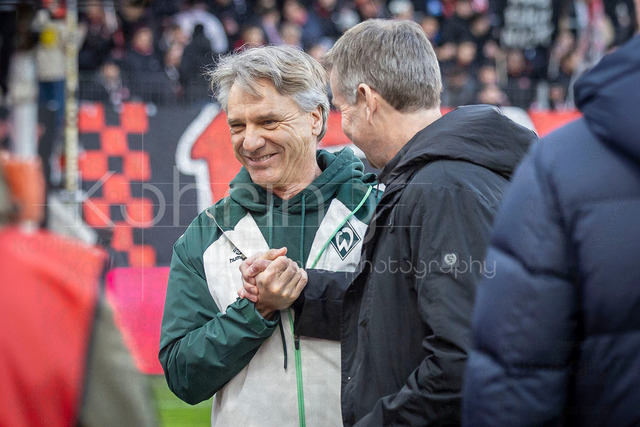 German Bundesliga, Bayer 04 Leverkusen vs. SV Werder Bremen, 24.01.2026 | LEVERKUSEN, GERMANY - JANUARY 24: Head coaches Horst Steffen (Head Coach SV Werder Bremen) and Kasper Hjulmand (Head Coach Bayer 04 Leverkusen) before the game during the German Bundesliga match on gameday 19 between Bayer 04 Leverkusen vs. SV Werder Bremen at BayArena on January 24, 2026 in Leverkusen, Germany. DFL REGULATIONS PROHIBIT ANY USE OF PHOTOGRAPHS AS IMAGE SEQUENCES AND/OR QUASI-VIDEO.